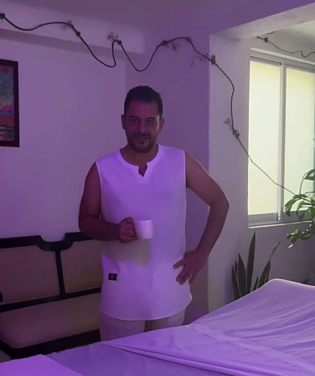 César, el masajista, en la cabina con luz violeta
